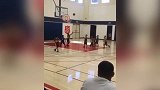 篮球-17年-致敬德鲁大叔 小球员模仿欧文演神级转身上篮-新闻