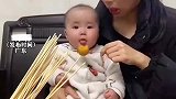 宝宝凌晨四点不睡觉，妈妈点烧烤馋娃