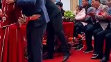 86岁奶奶一脸认真观摩新人亲吻