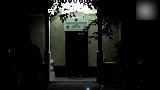男子正准备进屋，没想到两个女鬼就在身后，他快要吓死了！