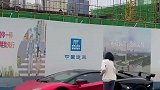 千金开着顶级跑车，停在一处工地的旁边，和路过的工人形成对比！