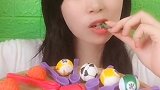 这一盘子巧克力形状各异，但是口感都挺不错的