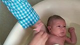小宝宝洗澡好听话的样子，萌娃的反应真的是太可爱了，好萌！