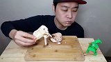 小哥吃烤冰激凌，看起来就感觉很好吃，小哥太有口福了吧