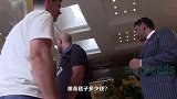 男子故意用放屁器恶搞路人，结果被警察阻止了