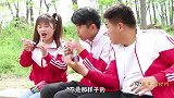童年短剧：表哥买的手指糖，傻妞和小伙伴一起分享，真是好孩子