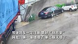大货车后门没关紧拐弯，后门拍倒围墙砸中迈巴赫！司机下车天塌了