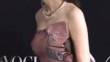 古力娜扎，妃色裹胸礼服裙勾勒完美曲线，怎么可以这么美