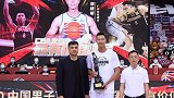 【PP体育在现场】第5座MVP！易建联从刘玉栋手中接过战神杯