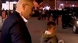 塞巴略斯帮小球迷圆梦拿到C罗 签名 dou来足球季