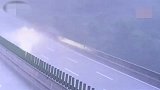 在重庆高速上车辆发生侧滑，导致三辆车连环相撞
