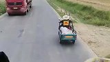 大爷慢悠悠骑车，导致交通拥堵