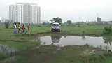 福特撼路者和三菱帕杰罗挑战大水坑，一脚油门后才知道什么叫差距