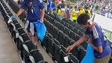 现场实拍对阵瑞典赛后 日本球迷清理区域垃圾