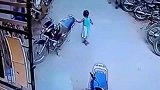 眼睁睁看着孩子被公牛袭击，女子却无动于衷，这一幕太寒心
