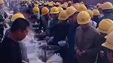 2000台塔吊，40万人下班排队买饭