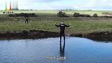 男子发明“漂浮鞋”穿上后能在水面行走，想掉下去都难