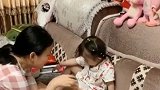 小姨模仿医生给小萝莉看病，不料小萝莉却是个小戏精