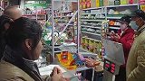 河北廊坊：一大爷门店手语买烟，老板娘笑而不语