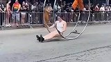 国外街头表演，传说中的永动机，失误一次手指不保咯