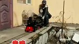 大叔造出燃煤蒸汽迷你小火车