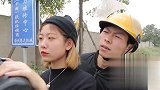 小两口打摩的进城，媳妇到底该坐哪个位置