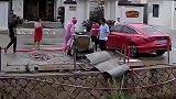 三轮车自己跳河了