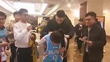 【PP体育在现场】非常暖心！可兰给远道而来的球迷一一签名