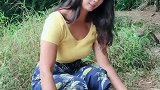 农村小姐姐砍竹子做围栏，有模有样的，人超美的