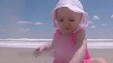 阳光沙滩，宝宝也要晒日光浴，太开心了！