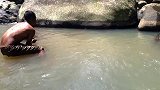 溪流边石缝中钓出来一米多长的花鳗鲡，钓鱼人开心惨了！