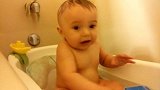 小宝宝洗澡碎碎念，不料下一秒瞬间被自己的放屁声吓到，太可爱