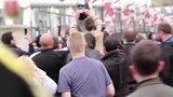 英超-1415赛季-切尔西球迷侮辱阿森纳功勋铜像 众人拍照围观-新闻