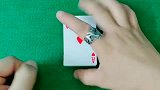 随机找出一张扑克放在中间位置，看我如何轻松地抓出来
