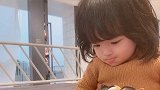 小宝贝在玩什么呀，真的好认真
