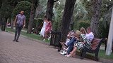 他们假装被绊到，长椅上的人奇怪不已，真是令人怀疑人生啊！