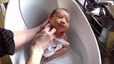 7天大小宝宝洗澡，全程“任人摆布”的模样太搞笑了！