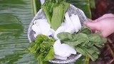 农村小伙用易拉罐煮火锅, 小时候你有这么玩过吗