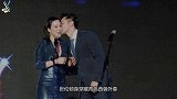 49岁钟丽缇性感犹存，与丈夫张伦硕台上亲密互动，让人羡慕不已