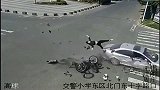 惨烈车祸，摩托车都成渣渣了