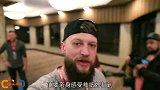 “高手”飞出的纸牌威力有多大？老外光着膀子亲测！