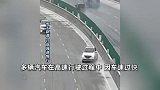 浙江高速路面结冰，监拍5分钟内同一地点，多车打滑失控原地打转