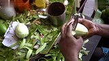 印度街头的特色青芒果，切开后蘸着盐和辣椒面吃，啥味道