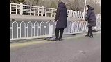 私家车司机把隔离护栏挪开过车然后扬长而去