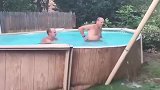 爸爸和朋友一起洗澡，不料游泳池破裂啦，爸爸这次闯祸了