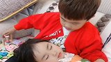 突然听不到兄妹俩的声音，出来看到这一幕，我心都快被暖化了