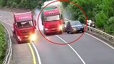惊险！高速隧道出口大货车撞击轿车 提前撤离救了6人