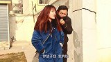 美女被打劫，劫犯嫌她穷，她打电话四处借钱，结局太搞笑了