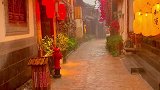 如果你来丽江，一定要看一看夕阳下的丽江古城和下着雨的丽江古城