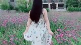 花海中的小姐姐，看背影就知道一定可爱